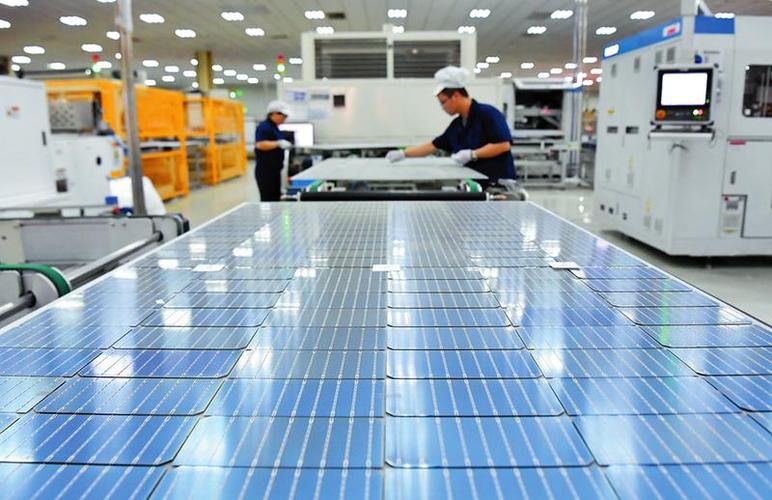 隆基股份西安组件工厂太阳能光伏组件产品生产现场(3月30日摄).